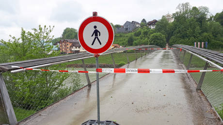 A no passage sign stands at a German-Austrian border crossing bridge over the river Salzach, in Laufen, Germany, May 15, 2020. © Reuters / Christine Soukenka