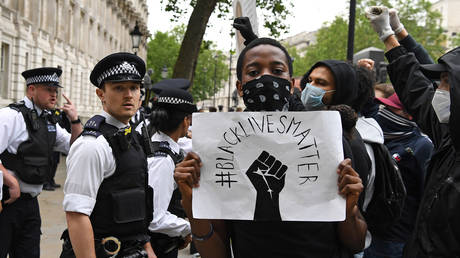 Police form a barrier outside Downing street during an anti-racism protest in London after George Floyd died in Minneapolis © AFP/DANIEL LEAL-OLIVAS