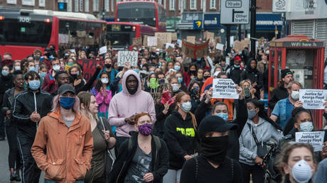 People attend a Black Lives Matter protest outside Lewisham Police Station, June 3, 2020 in London, England © Getty images / Guy Smallman