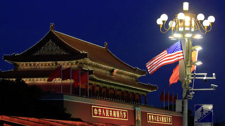 FILE PHOTO: US and China's flags at the Forbidden City, Beijing, China © Reuters / Aly Song