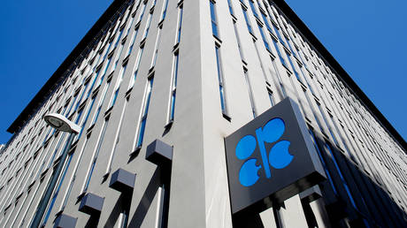 FILE PHOTO: The logo of the Organization of the Petroleoum Exporting Countries (OPEC) outside its headquarters in Vienna © Reuters / Leonhard Foeger