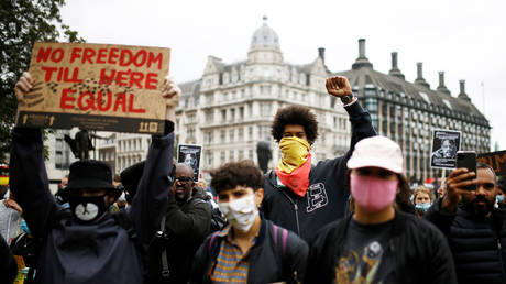 Demonstrators wearing protective masks during a Black Lives Matter protest in Parliament Square, London, June 6, 2020 © Reuters / Henry Nicholls