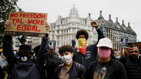 Demonstrators wearing protective masks during a Black Lives Matter protest in Parliament Square, London, June 6, 2020 © Reuters / Henry Nicholls