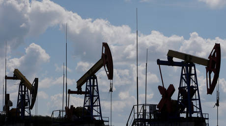 Pump jacks are seen at the Ashalchinskoye oil field owned by Russia's oil producer Tatneft in Tatarstan, Russia © Reuters / Sergei Karpukhin