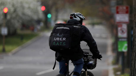 FILE PHOTO: An Uber Eats bicyclist makes a delivery in Washington DC, April 1, 2020 © Reuters / Jonathan Ernst