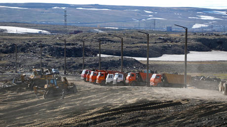 A cleanup operation at Norilsk's Combined Heat and Power Plant No 3 in the wake of a diesel fuel spillage on May 29 © Norilsk Nickel Press Service