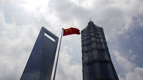 A Chinese flag is pictured at Lujiazui financial district in Pudong, Shanghai © REUTERS/Aly Song