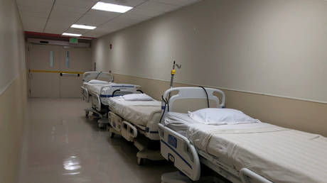 Empty patient beds are seen in a Maryland hospital © REUTERS/Rosem Morton