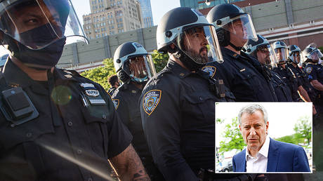 © Getty Images/Corbis/Andrew Lichtenstein; inset New York City Mayor Bill de Blasio © REUTERS/Elijah Nouvelage