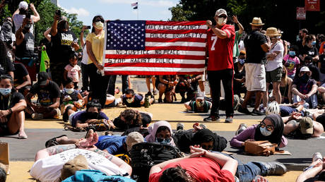 Protesters lie in the street during a rally against the death in Minneapolis police custody of George Floyd, near the White House in Washington, U.S., June 7, 2020. ©  REUTERS/Joshua Roberts