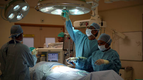 A surgical team prepare a patient ahead of performing an operation at Milton Keynes University Hospital, Britain © REUTERS / Hannah McKay