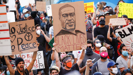 A demonstrator holds a placard depicting George Floyd during a protest in Los Angeles, California, June 3, 2020 © Reuters / Patrick T. Fallon