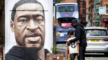 File photo: People in Manchester, UK are seen at a mural of George Floyd who died in police custody in Minneapolis © REUTERS/Phil Noble