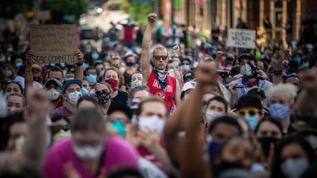 Protesters raise their fists during a demonstration against racism and police brutality in Pittsburgh, Pennsylvania, on June 6, 2020. © AFP / Maranie R. STAAB