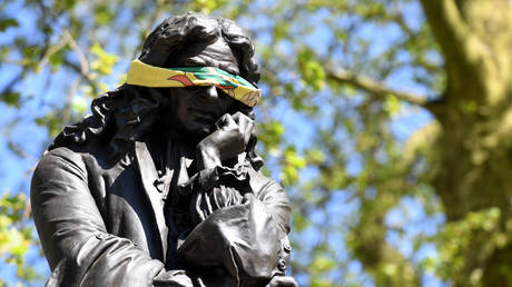 The statue to Edward Colston is seen with a blindfold on April 21, 2020 in Bristol, United Kingdom. © Getty Images / Finnbarr Webster
