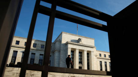 A police officer keeps watch in front of the U.S. Federal Reserve in Washington. © Reuters / Kevin Lamarque