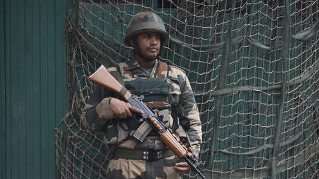 FILE PHOTO Indian Border Security Force (BSF) soldier in Jammu and Kashmir, India. October 2019. © Tauseef Mustafa / AFP