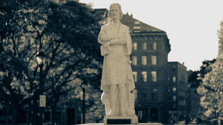 Christopher Columbus statue in Boston © Flickr / massmatt