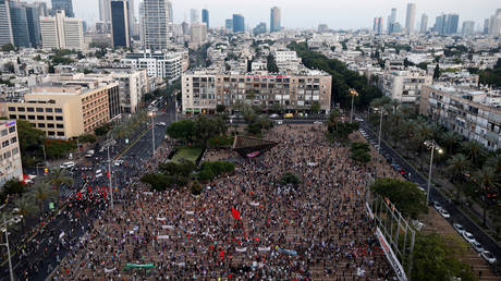 Demonstrators protest under coronavirus restrictions against Israeli PM Benjamin Netanyahu’s plan to annex parts of the Israeli-occupied West Bank, in Tel Aviv, Israel, June 6, 2020. © Reuters / Amir Cohen