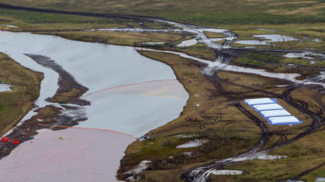 Employees of Russia's state-owned oil pipeline monopoly Transneft take part in a clean-up operation following a massive fuel spill in the Ambarnaya River © AFP / Irina Yarinskaya