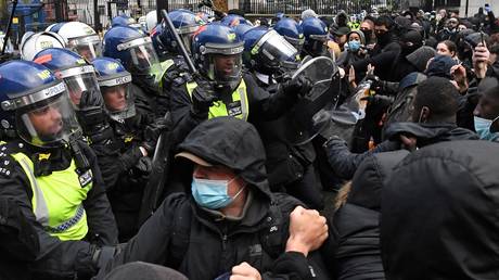 Protestors scuffle with Police officers in riot gear in central London on June 6, 2020 © AFP / Daniel Leal-Olivas