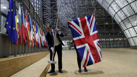 Officials remove the UK flag at the European Union Council in Brussels, Belgium, January 31, 2020. © Reuters / Olivier Hoslet / Pool