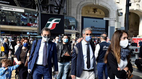 FILE PHOTO: Commuters at Milan central station in Milan, Italy. June 3, 2020. © Reuters / Flavio Lo Scalzo