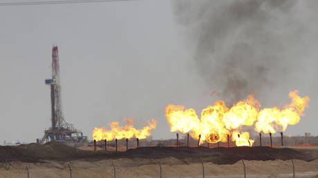 FILE PHOTO: A pipeline at Rumaila oilfield in Basra, Iraq © Reuters / Essam Al-Sudani