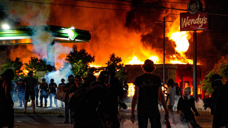 Demonstrators set on fire a restaurant during the protest after an Atlanta police officer shot and killed Rayshard Brooks, 27, at a Wendy's fast food restaurant drive-thru Friday night in Atlanta, United States on June 13, 2020.  © Getty Images/Anadolu Agency/Ben Hendren