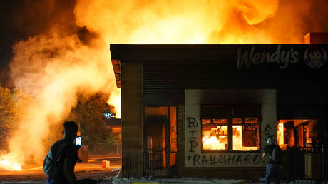 A Wendy’s burns following a rally against the police shooting of Rayshard Brooks, in Atlanta, Georgia, June 13, 2020 © Reuters / Elijah Nouvelage