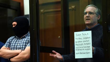 Paul Whelan stands inside a defendants' cage as he waits to hear his verdict in Moscow on June 15, 2020. © AFP / Kirill KUDRYAVTSEV