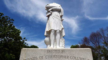 A statue depicting Christopher Columbus is seen with its head removed at Christopher Columbus Waterfront Park on June 10, 2020 in Boston, Massachusetts. © Getty Images/Tim Bradbury