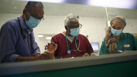 Medical staff at The Royal Blackburn Teaching Hospital, Britain © REUTERS/Hannah McKay/Pool