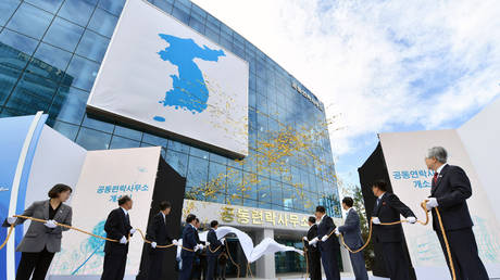 A 2018 photo shows an opening ceremony of a joint liaison office in Kaesong ©
KOREA POOL / AFP