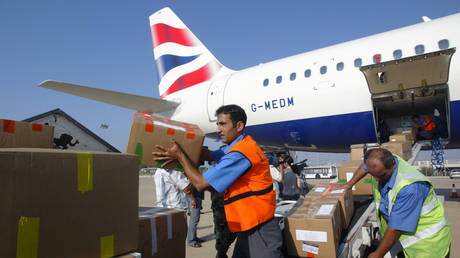 FILE PHOTO Lebanese worker unloads aid from British Airways jetliner that landed at Rafik al-Hariri International Beirut airport © REUTERS/Mohamed Azakir