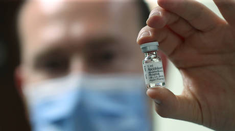 A pharmacist displays an ampoule of Dexamethasone at the Erasme Hospital in Brussels, Belgium, June 16, 2020 © Reuters / Yves Herman