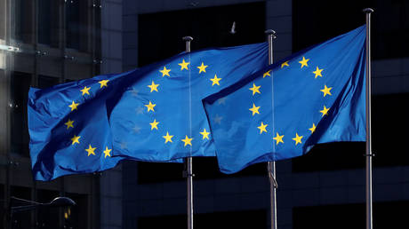 FILE PHOTO: European Union flags fly outside the European Commission headquarters in Brussels, Belgium, December 12, 2019. © Reuters/Yves Herman