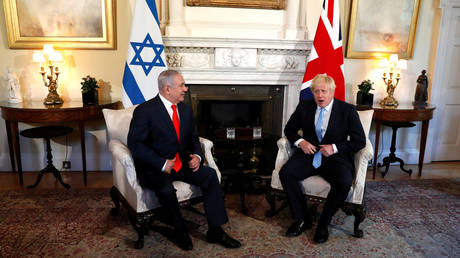 Britain's Prime Minister Boris Johnson welcomes Israel's Prime Minister Benjamin Netanyahu at Downing Street in London. © Reuters / Alastair Grant