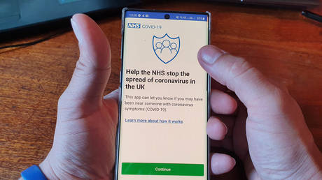 A smartphone with the NHS Coronavirus contact-tracing app in Ryde, Britain. May 2020. © AFP