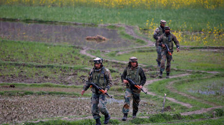 FILE PHOTO: Indian army soldiers walk during a search operation on the outskirts of Srinagar, India. March 2018. © Reuters / Danish Ismail