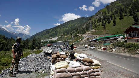 FILE PHOTO: Indian soldiers stand guard at a checkpoint at Gagangeer, India. June 17, 2020. © Reuters / Danish Ismail