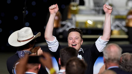 FILE PHOTO: SpaceX CEO Elon Musk celebrates after the launch of a SpaceX Falcon 9 rocket and Crew Dragon spacecraft on NASA's SpaceX Demo-2 mission in Cape Canaveral, Florida, U.S. May 30, 2020. © REUTERS/Steve Nesius