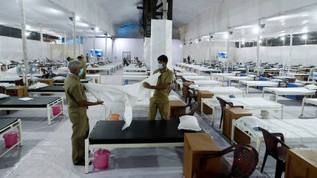 Workers prepare a bed at a quarantine facility for coronavirus patients in Mumbai, India, June 22, 2020 © Reuters / Francis Mascarenhas