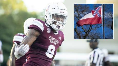 Running back Kylin Hill of the Mississippi State Bulldogs and the state flag. © Getty Images / Washington Post