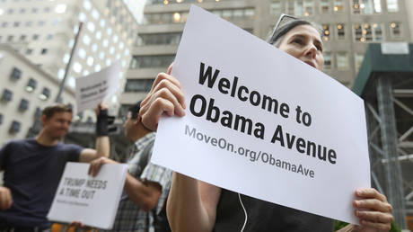 FILE PHOTO: Demonstrators rally for renaming a one block stretch of Fifth Avenue "President Barack H. Obama Avenue" outside Trump Tower in New York City, August 21, © Reuters / Shannon Stapleton