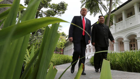 US President Donald Trump and North Korea's leader Kim Jong-un walk together before their working lunch during a summit at the Capella Hotel on the resort island of Sentosa, Singapore, June 12, 2018. © Reuters / Jonathan Ernst