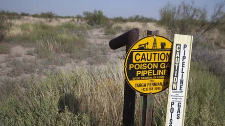 FILE PHOTO A sign warns of an underground natural gas pipeline in Grandfalls, west Texas, USA, North America © Global Look Press/imageBROKER.com/Jim West
