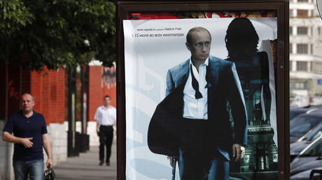A poster of current Russian President Vladimir Putin depicted as a secret agent in Moscow (July 13, 2011 file photo)