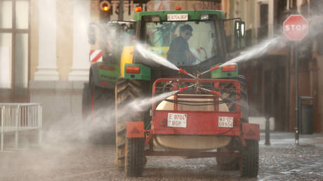 Farmers in tractors disinfect a street in downtown Ronda, southern Spain. © Reuters / Jon Nazca