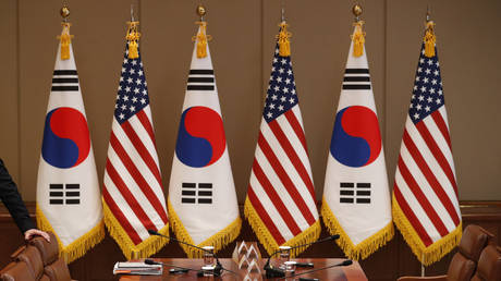 Flags inside presidential Blue House in Seoul © AFP/ POOL / KIM HONG-JI
